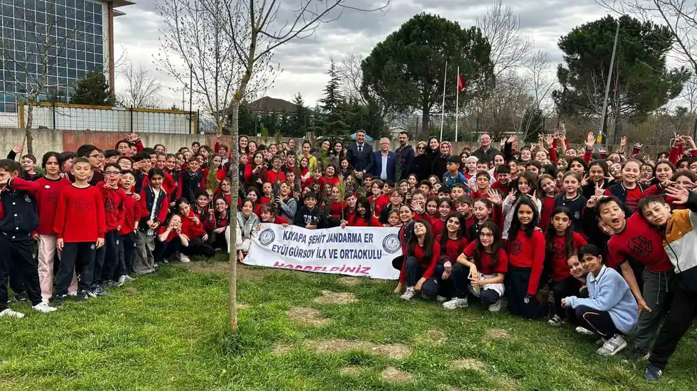 Bursa’da ilköğretim öğrencileri selvi fidanı diktiler