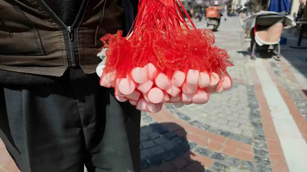 Şehir şehir dolaşarak kokulu kaya tuzu satıyor