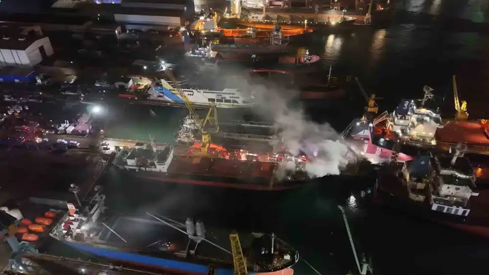 Tuzla’da kuru yük gemisinde yangın: Çok sayıda ekip sevk edildi
