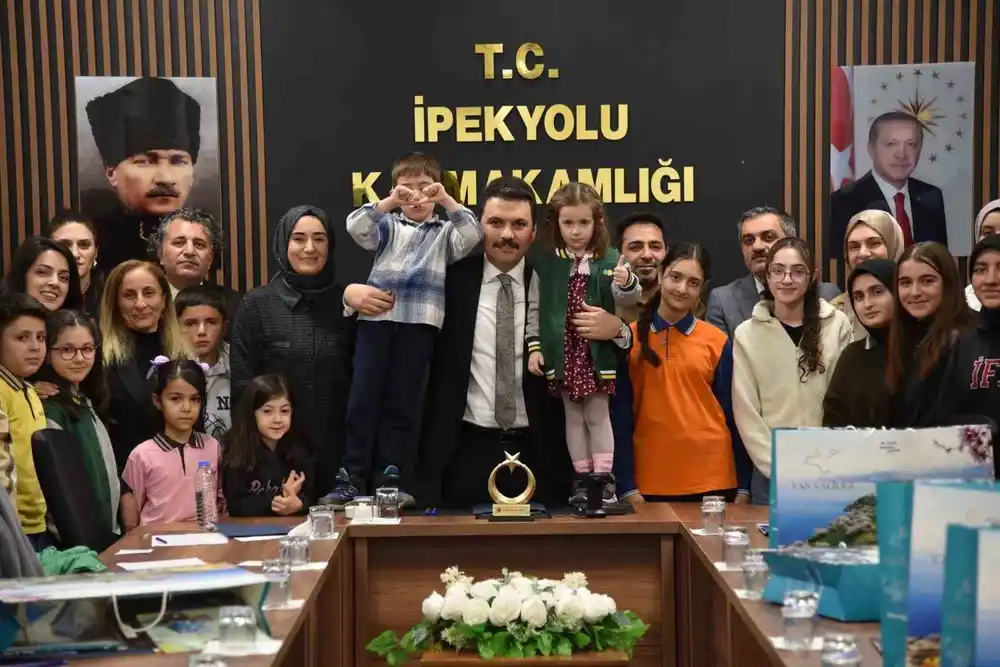 Van’da kitap okuma yarışmasında dereceye girenler ödüllendirildi