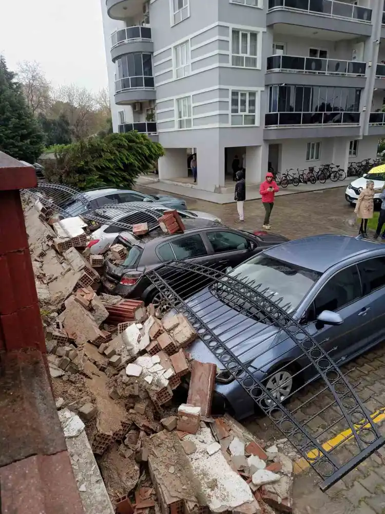 Aşırı yağış istinat duvarını yıktı: 5 araç zarar gördü