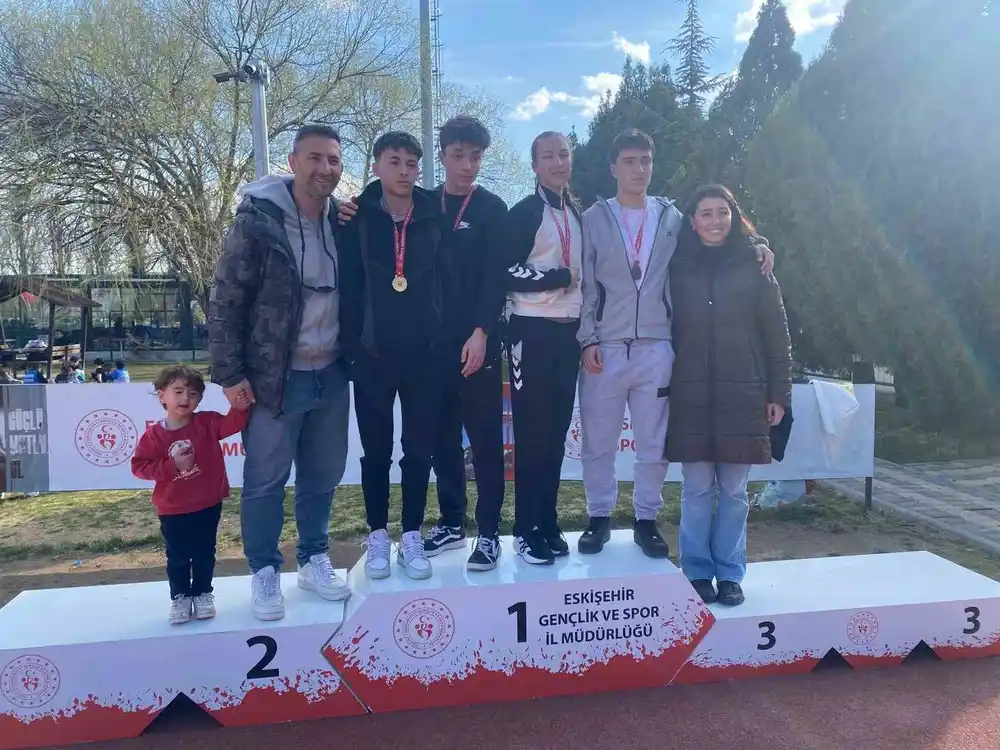 Genç atletler pistte kozlarını paylaştı