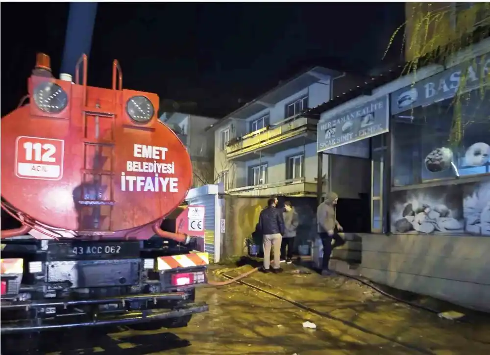 Emet’te fırın deposunda çıkan yangın büyümeden söndürüldü